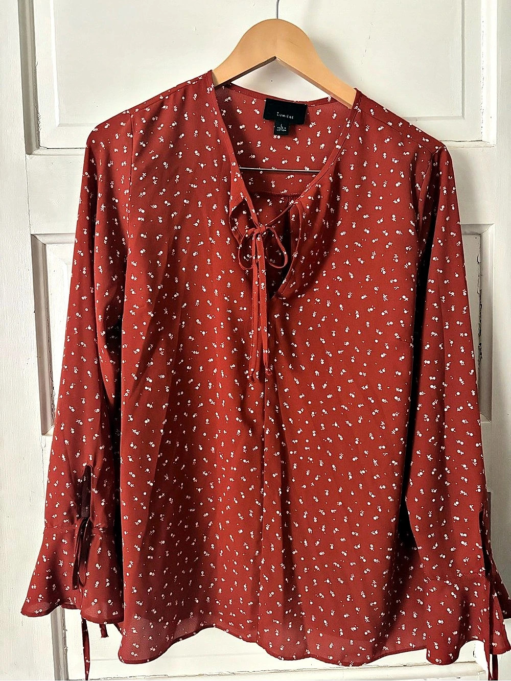 Lumiere Rust Red Floral Tie-Front Blouse in Red, Like New